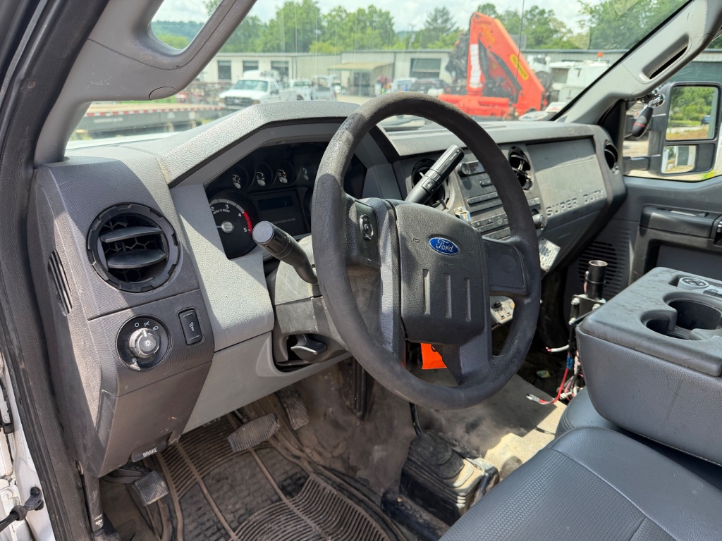 2014 Ford F-550 - Photo 9