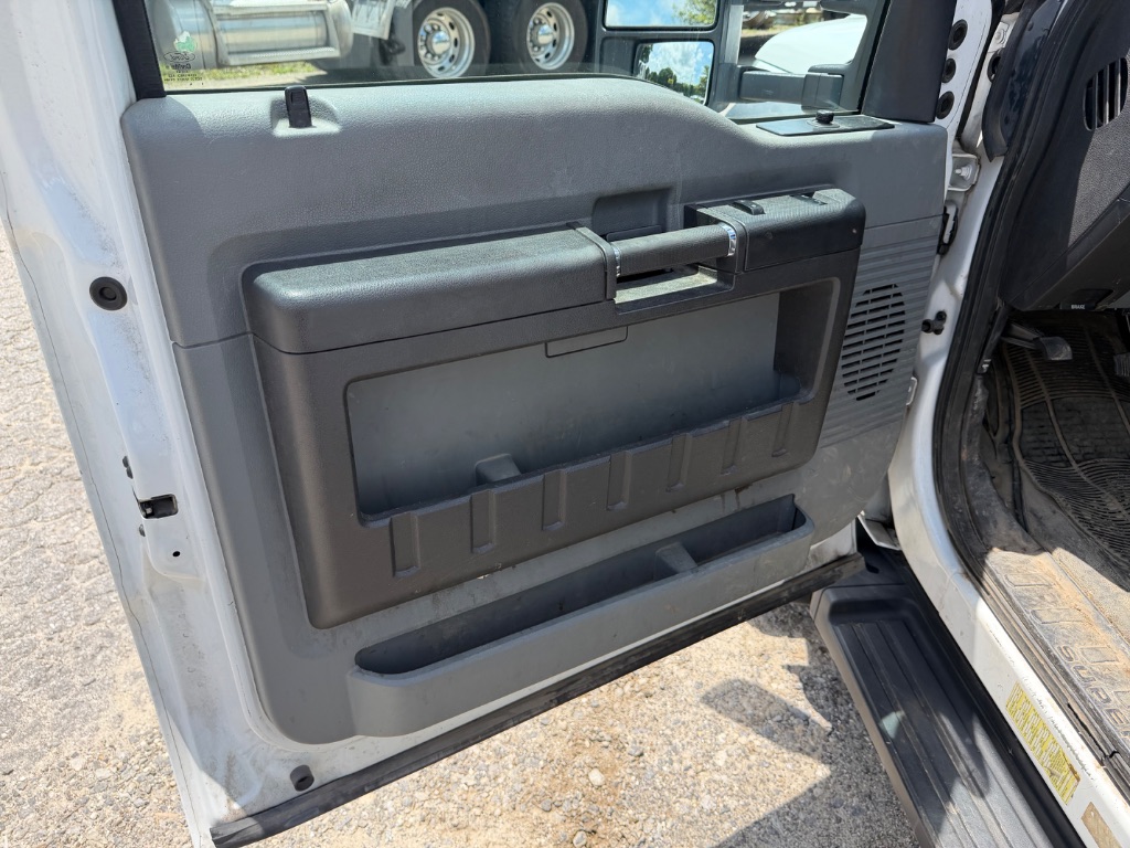 2014 Ford F-550 - Photo 8