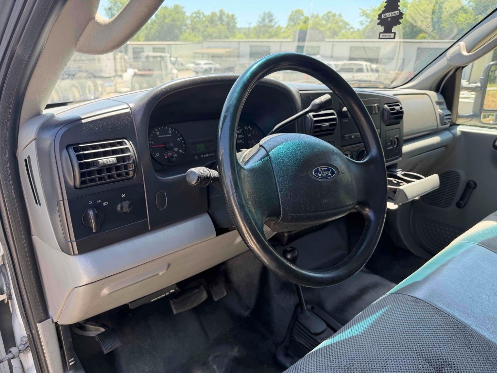 2005 Ford F-550 - Photo 16