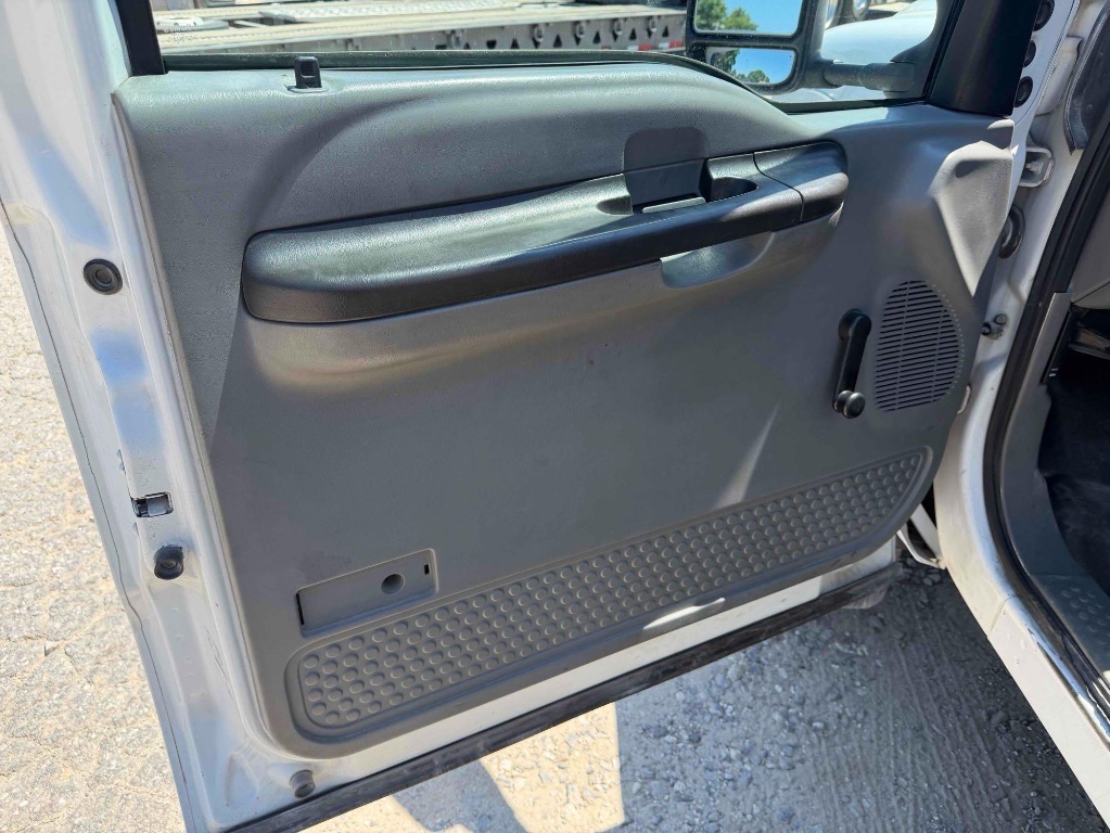2005 Ford F-550 - Photo 19