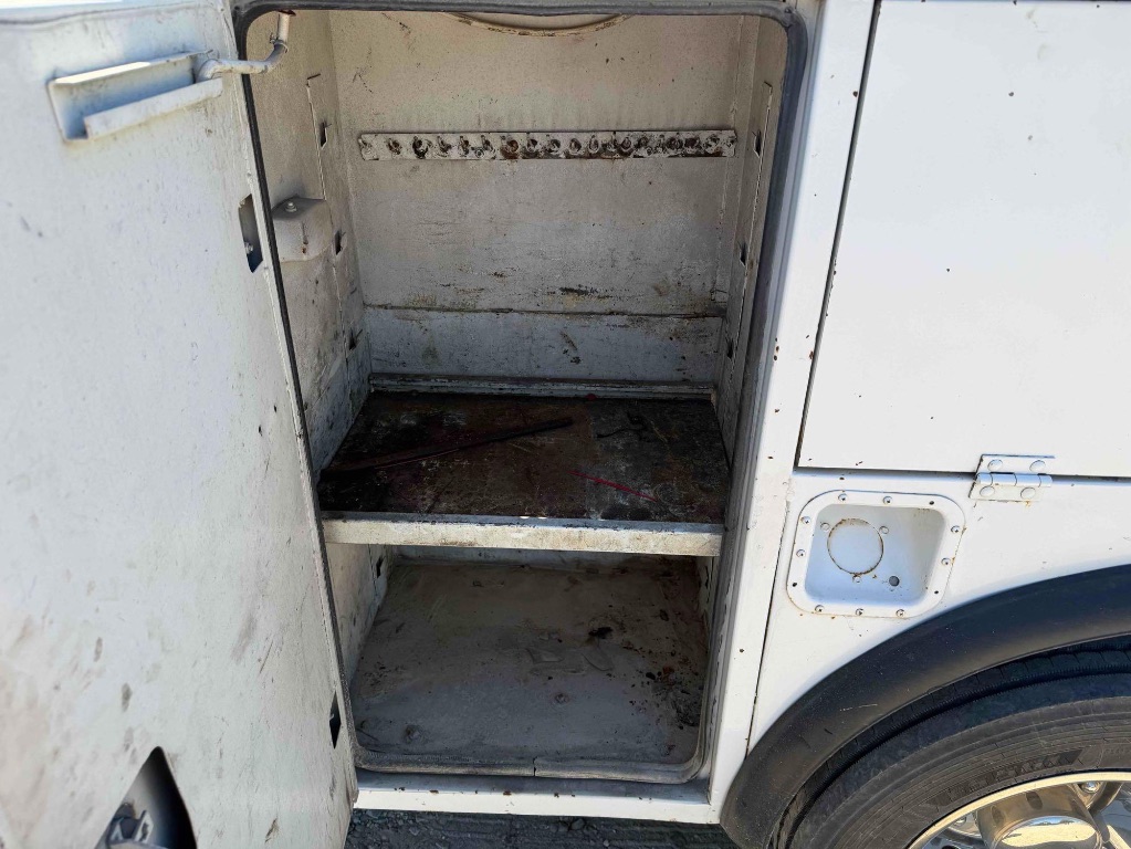 2005 Ford F-550 - Photo 17