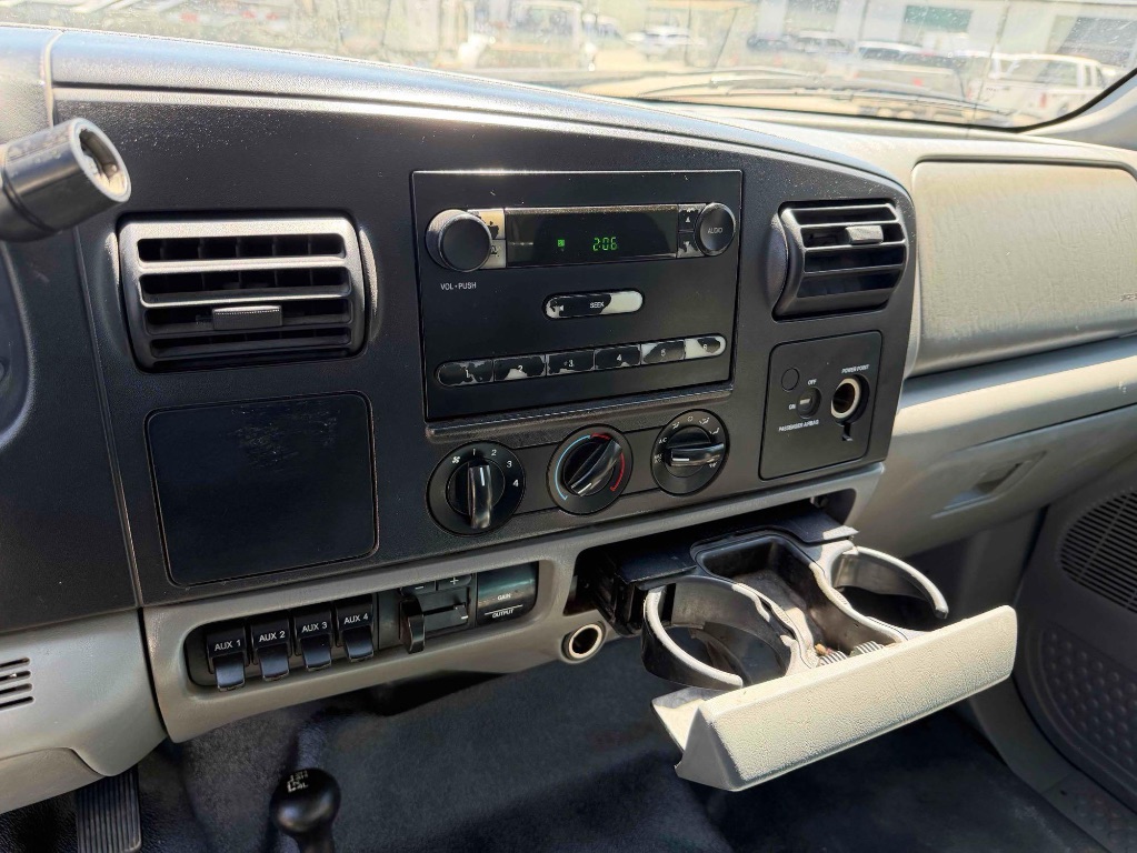 2005 Ford F-550 - Photo 10